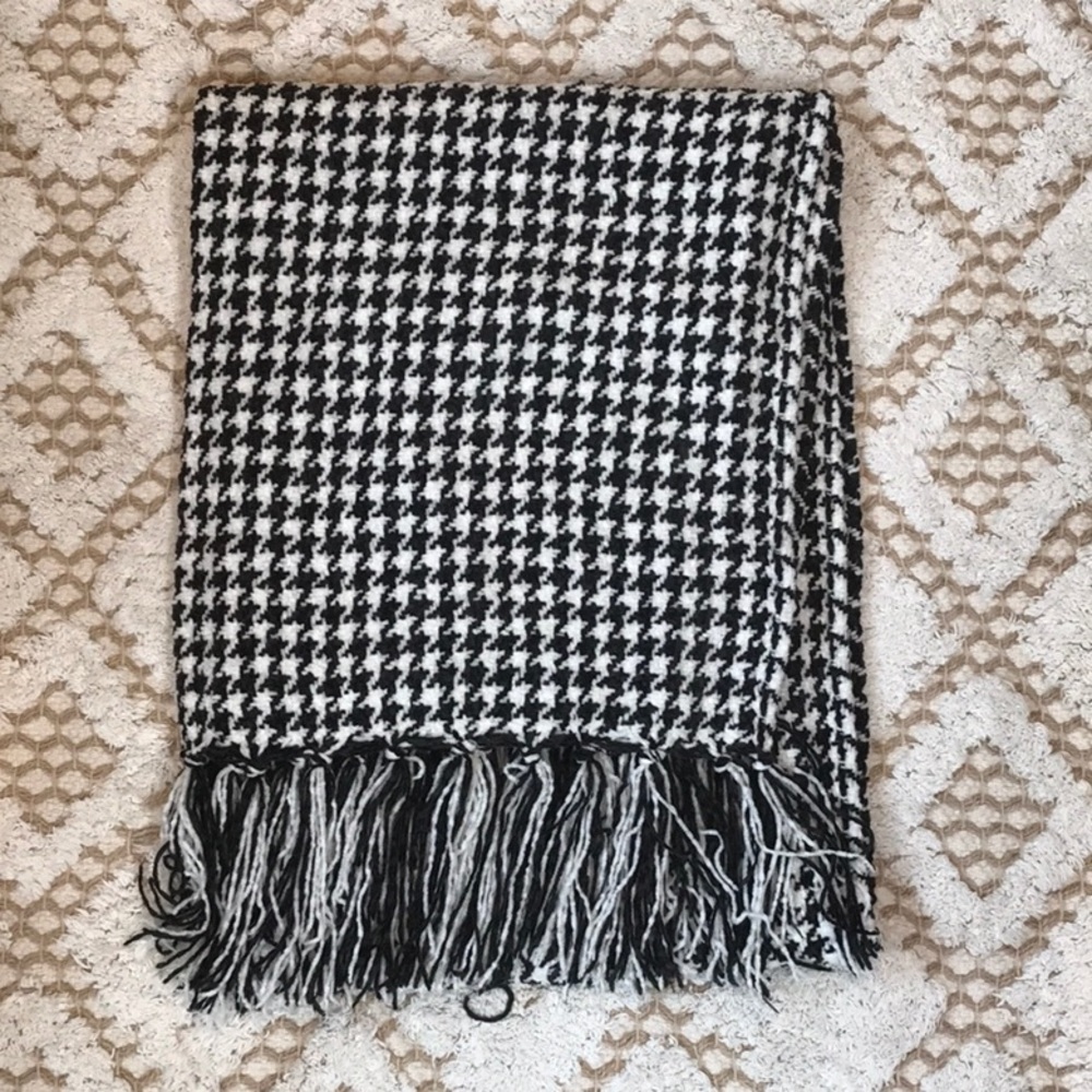 Houndstooth soft scarf